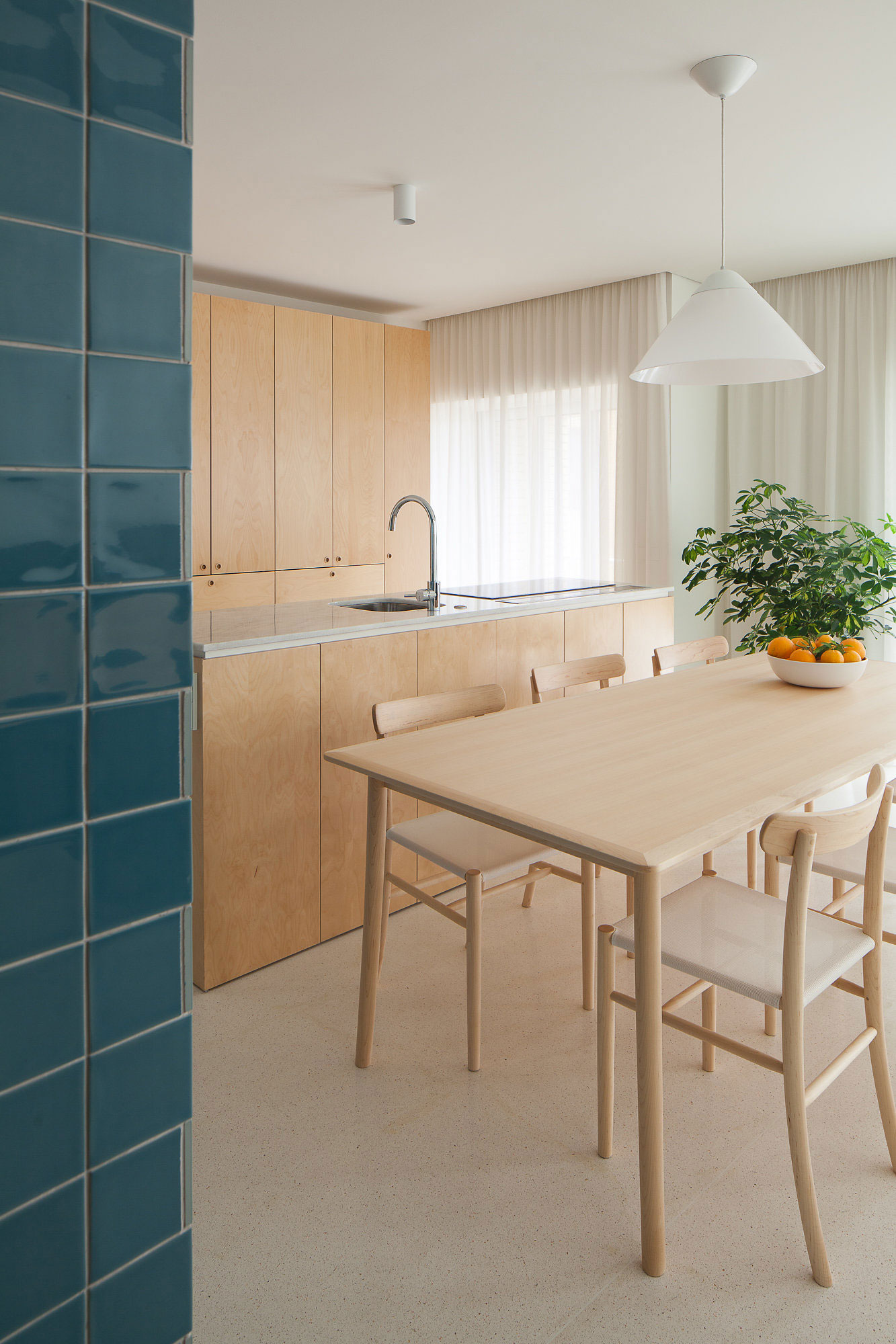 A Clean and Functional Apartment in Porto, Portugal by Mero Oficina (9)