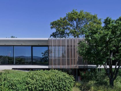 A Contemporary Home Draped in Concrete and Glass in Nürtingen, Germany