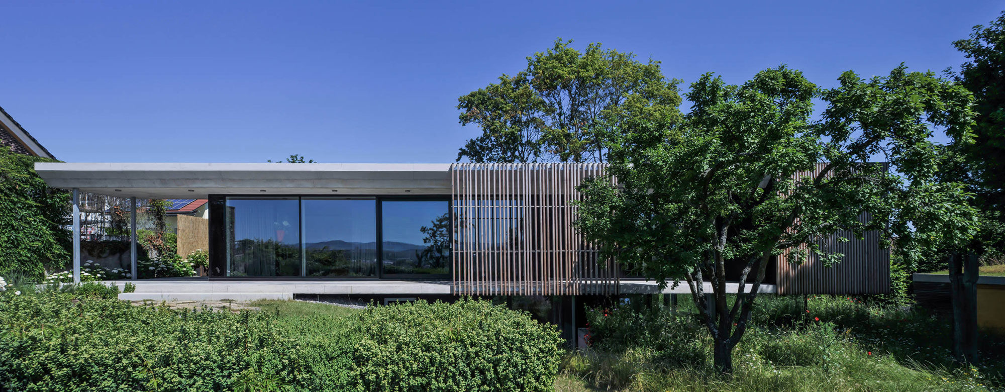 A Contemporary Home Draped in Concrete and Glass in Nürtingen, Germany by Manuela Fernandez Langenegger (1)