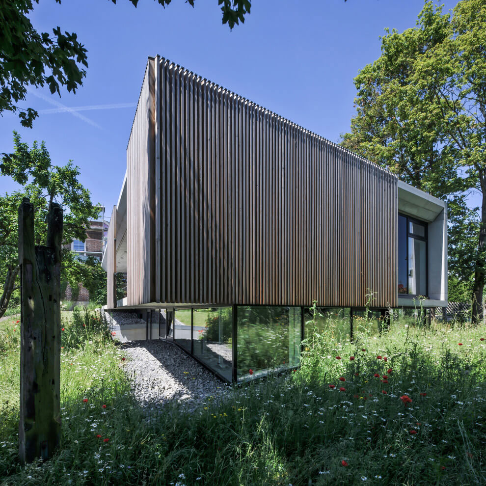 A Contemporary Home Draped in Concrete and Glass in Nürtingen, Germany by Manuela Fernandez Langenegger (2)