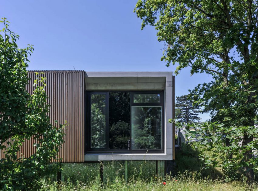 A Contemporary Home Draped in Concrete and Glass in Nürtingen, Germany by Manuela Fernandez Langenegger (3)