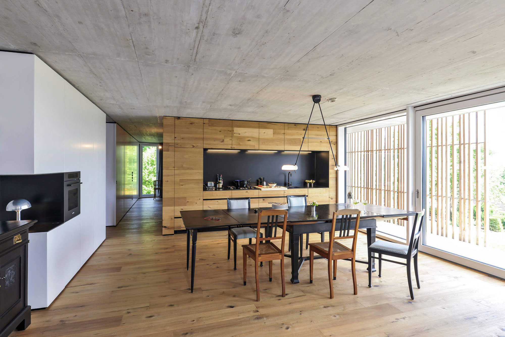 A Contemporary Home Draped in Concrete and Glass in Nürtingen, Germany by Manuela Fernandez Langenegger (7)