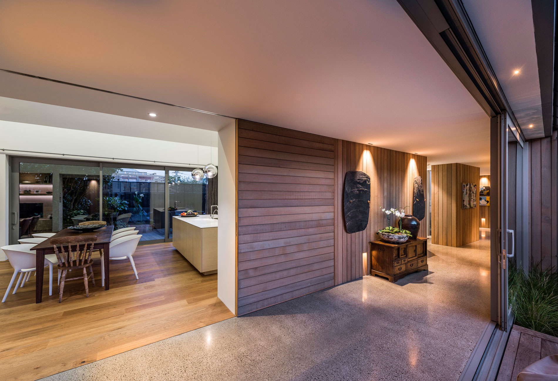 A Cozy Contemporary Home Showcasing Elegance and Warmth in Merivale by Case Ornsby Design (13)