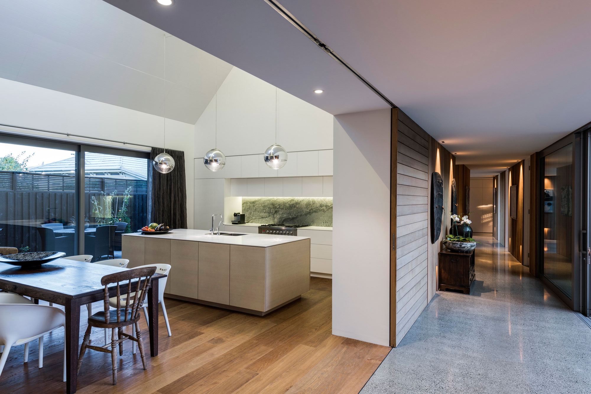 A Cozy Contemporary Home Showcasing Elegance and Warmth in Merivale by Case Ornsby Design (14)