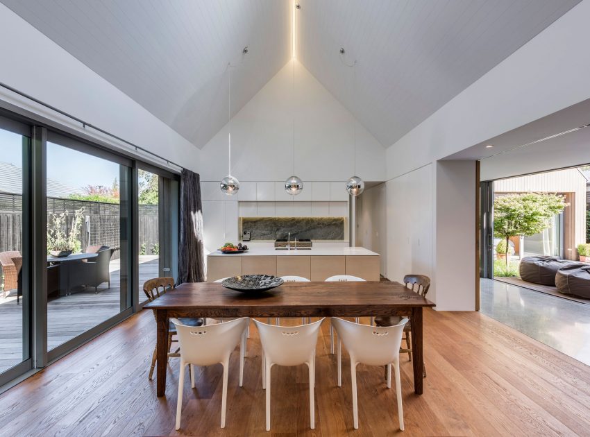 A Cozy Contemporary Home Showcasing Elegance and Warmth in Merivale by Case Ornsby Design (16)