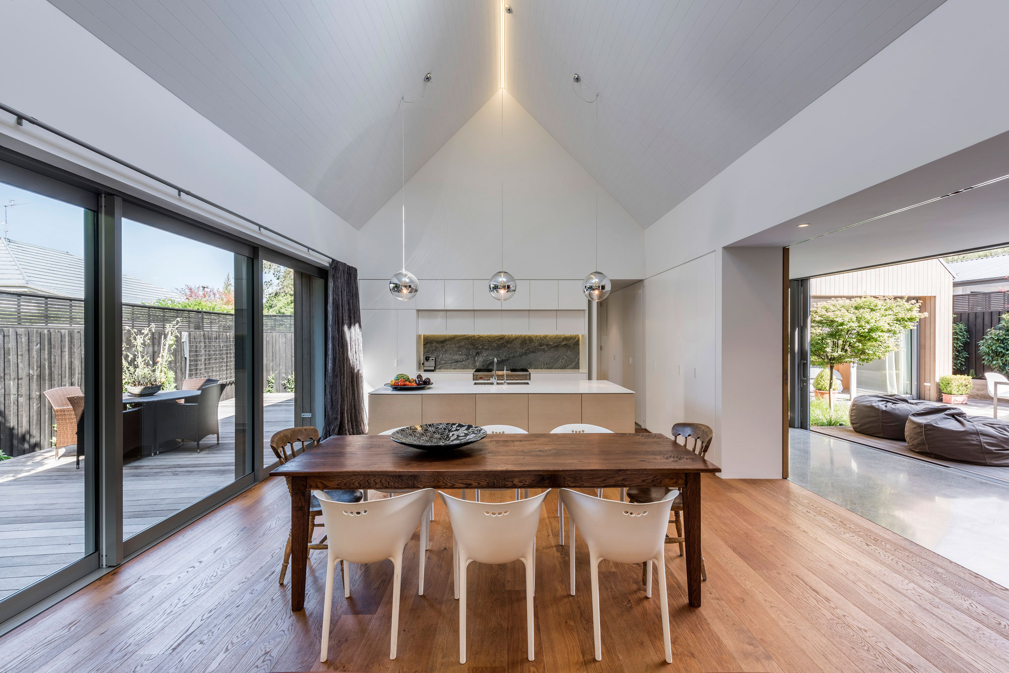 A Cozy Contemporary Home Showcasing Elegance and Warmth in Merivale by Case Ornsby Design (16)