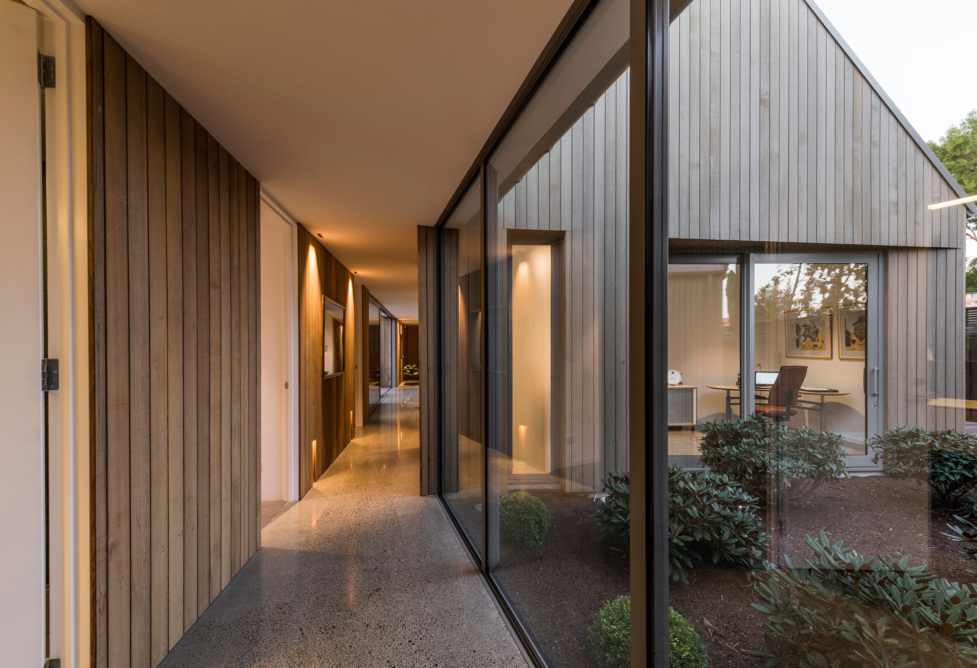 A Cozy Contemporary Home Showcasing Elegance and Warmth in Merivale by Case Ornsby Design (18)