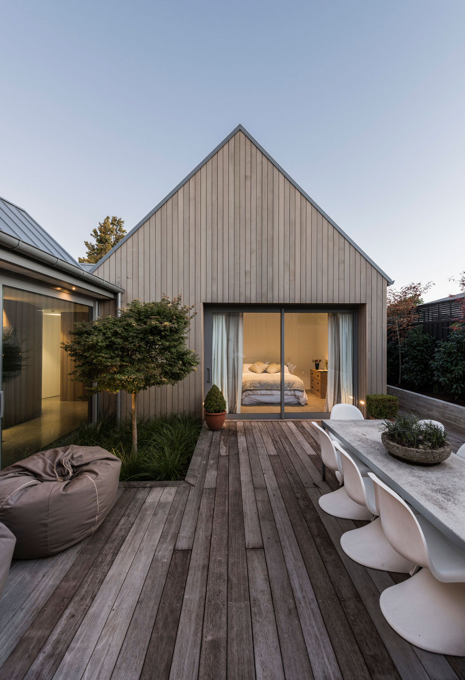 A Cozy Contemporary Home Showcasing Elegance and Warmth in Merivale by Case Ornsby Design (20)