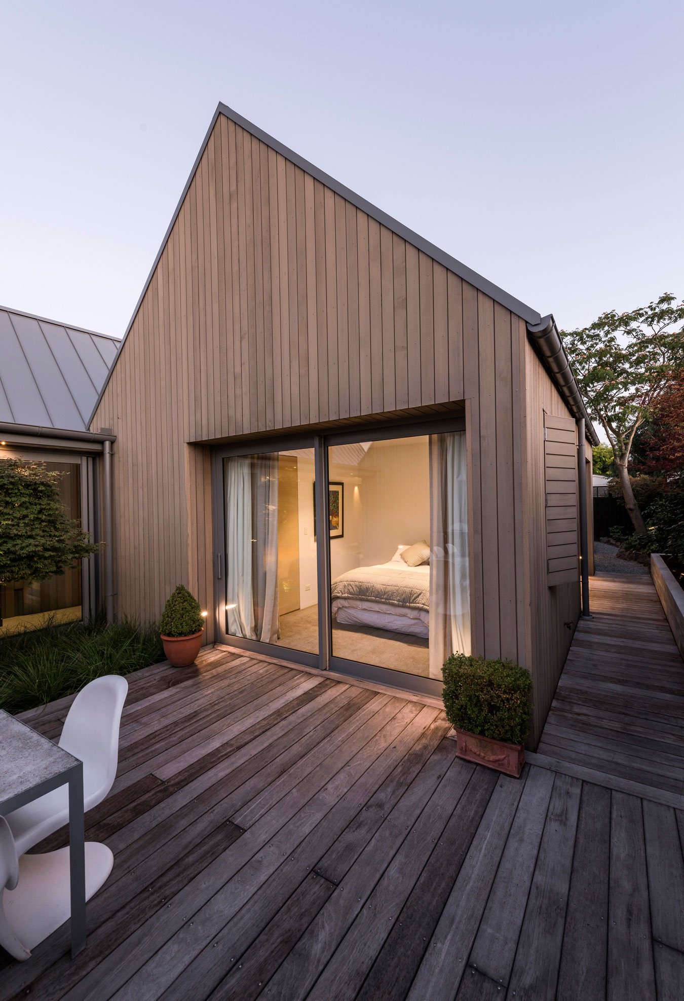 A Cozy Contemporary Home Showcasing Elegance and Warmth in Merivale by Case Ornsby Design (23)