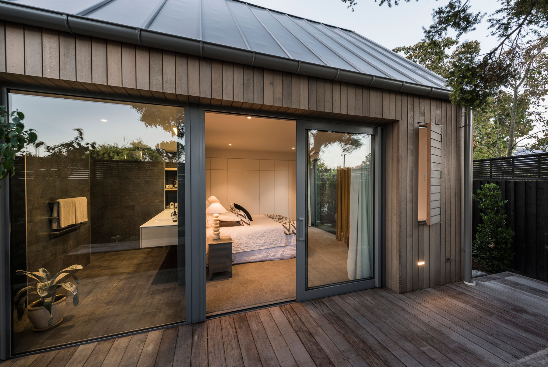 A Cozy Contemporary Home Showcasing Elegance and Warmth in Merivale by Case Ornsby Design (24)