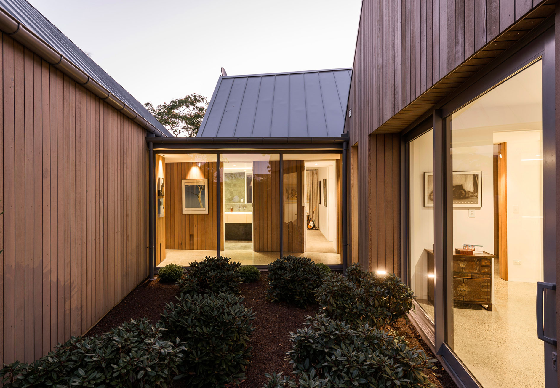 A Cozy Contemporary Home Showcasing Elegance and Warmth in Merivale by Case Ornsby Design (27)