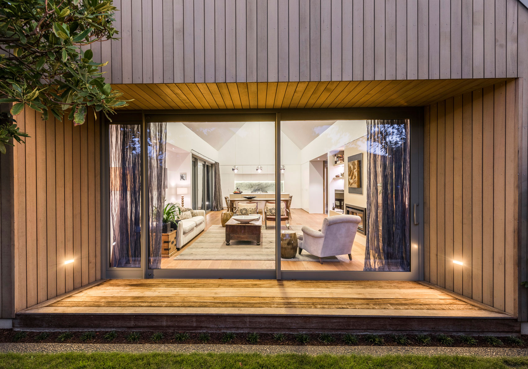 A Cozy Contemporary Home Showcasing Elegance and Warmth in Merivale by Case Ornsby Design (28)