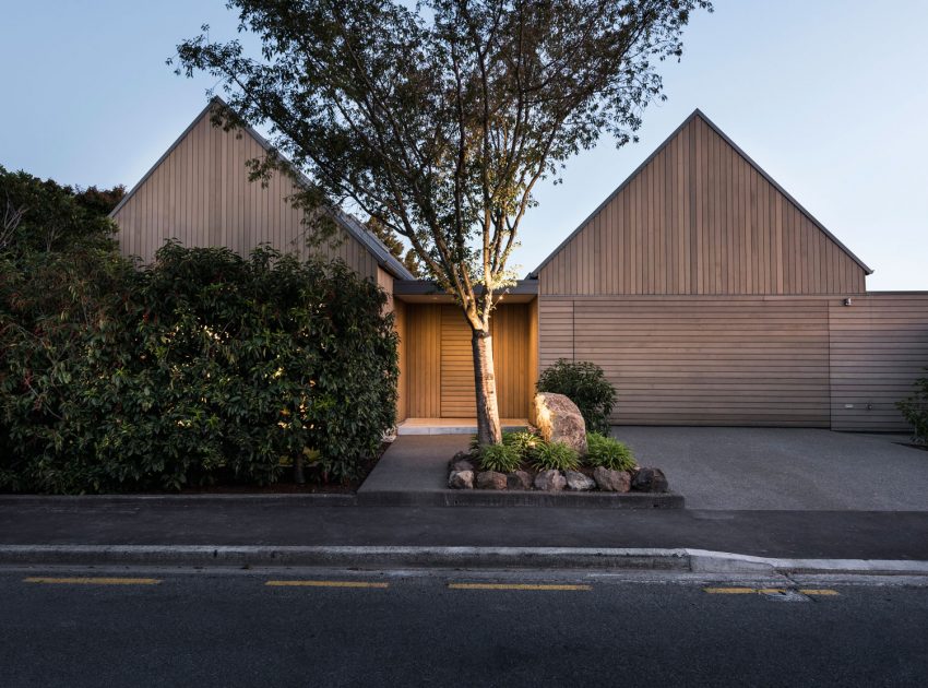 A Cozy Contemporary Home Showcasing Elegance and Warmth in Merivale by Case Ornsby Design (30)