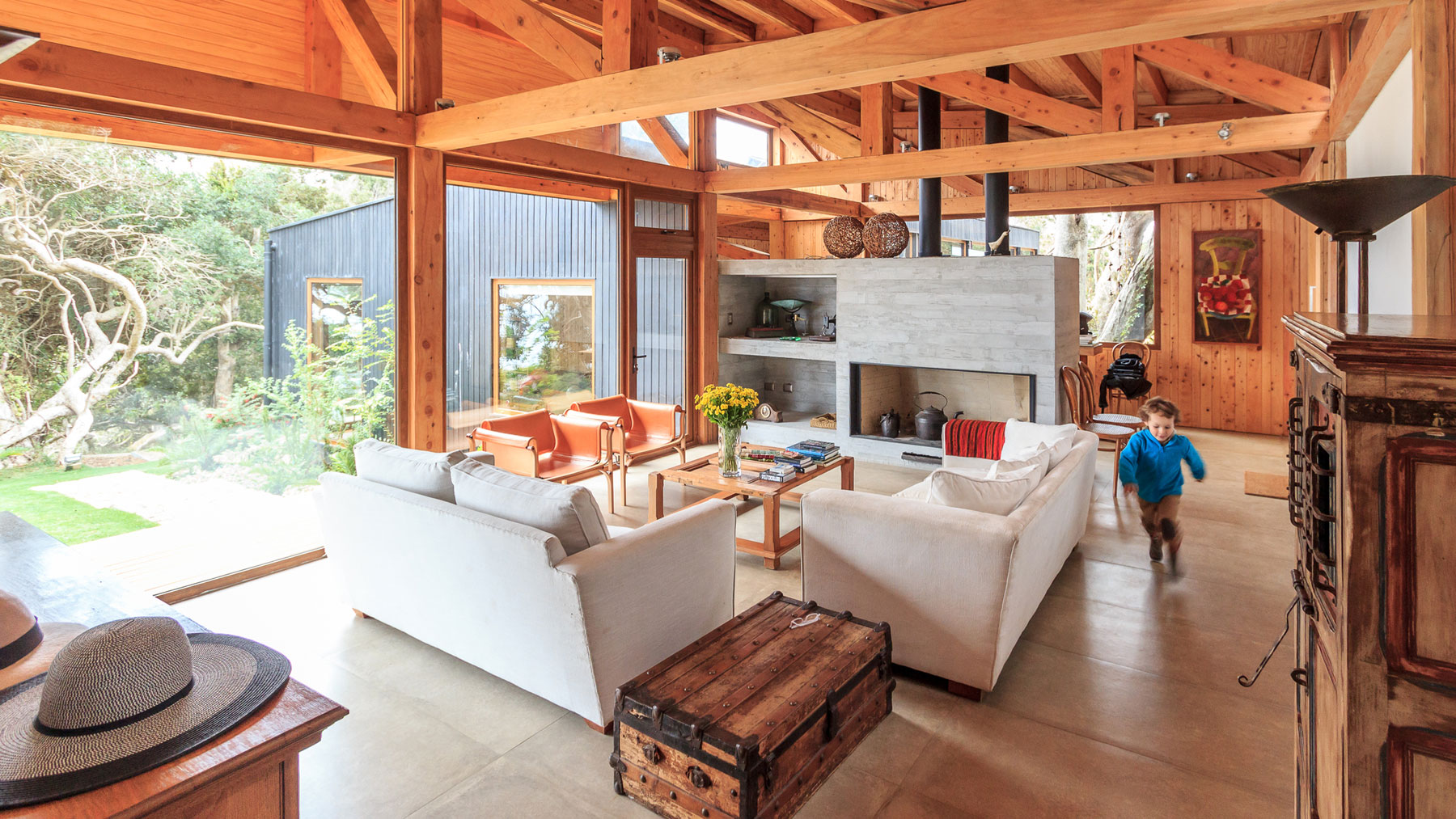 A Cozy Contemporary Home on the Edge of the Cliffs in Hualpén, Chile by Prado Arquitectos (10)