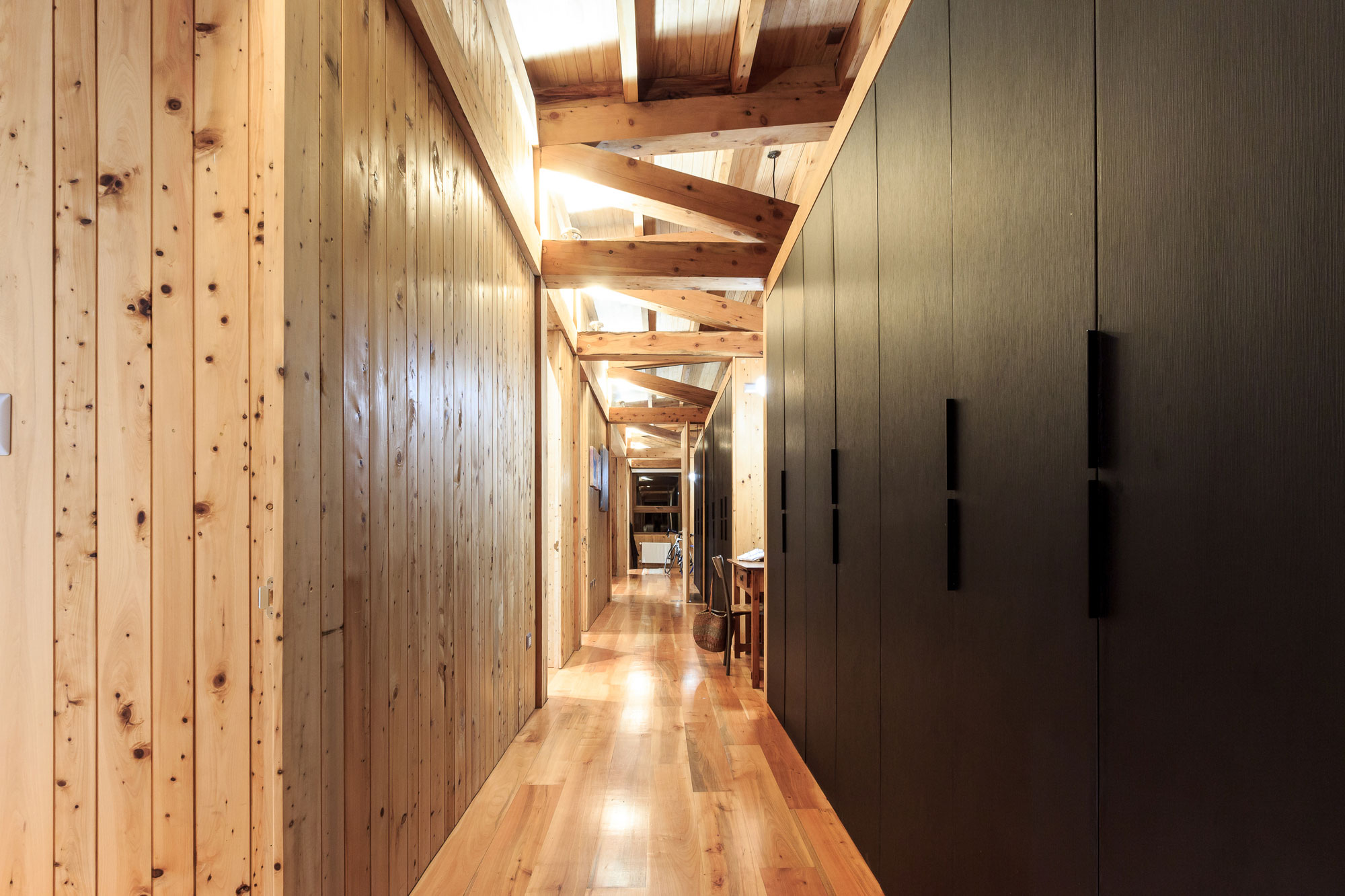 A Cozy Contemporary Home on the Edge of the Cliffs in Hualpén, Chile by Prado Arquitectos (11)