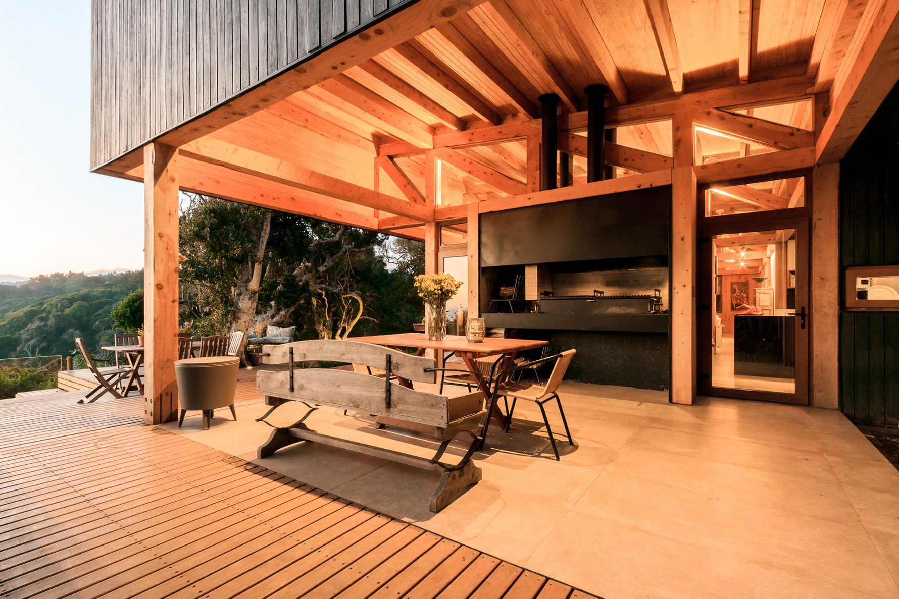 A Cozy Contemporary Home on the Edge of the Cliffs in Hualpén, Chile by Prado Arquitectos (17)