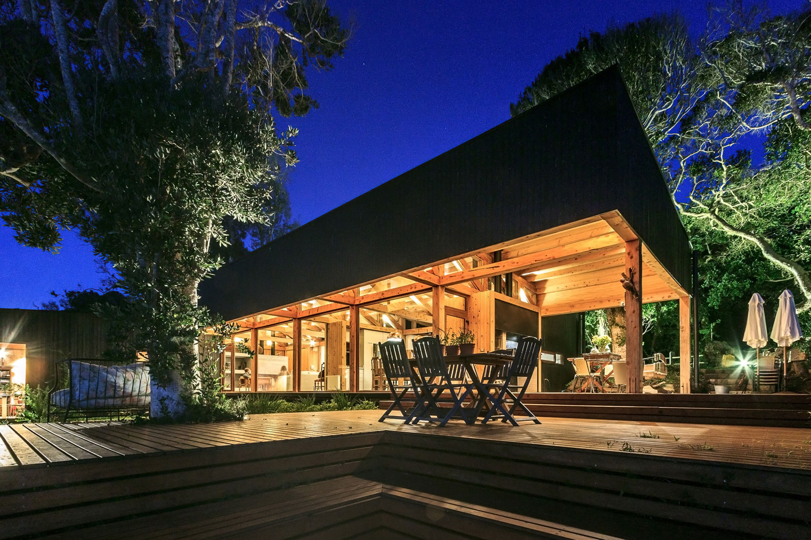 A Cozy Contemporary Home on the Edge of the Cliffs in Hualpén, Chile by Prado Arquitectos (18)