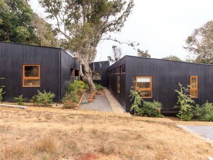 A Cozy Contemporary Home on the Edge of the Cliffs in Hualpén, Chile by Prado Arquitectos (2)