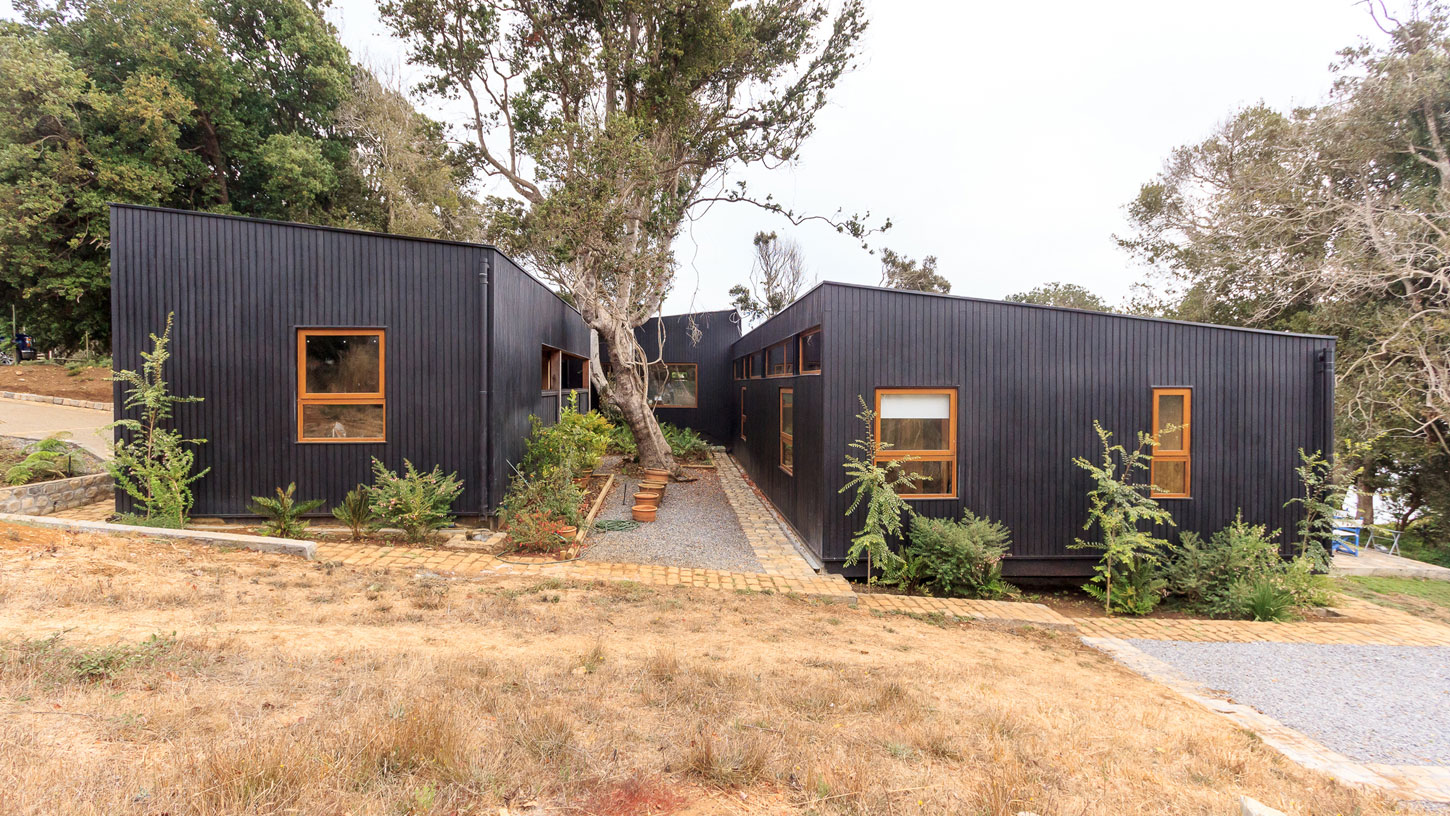 A Cozy Contemporary Home on the Edge of the Cliffs in Hualpén, Chile by Prado Arquitectos (2)