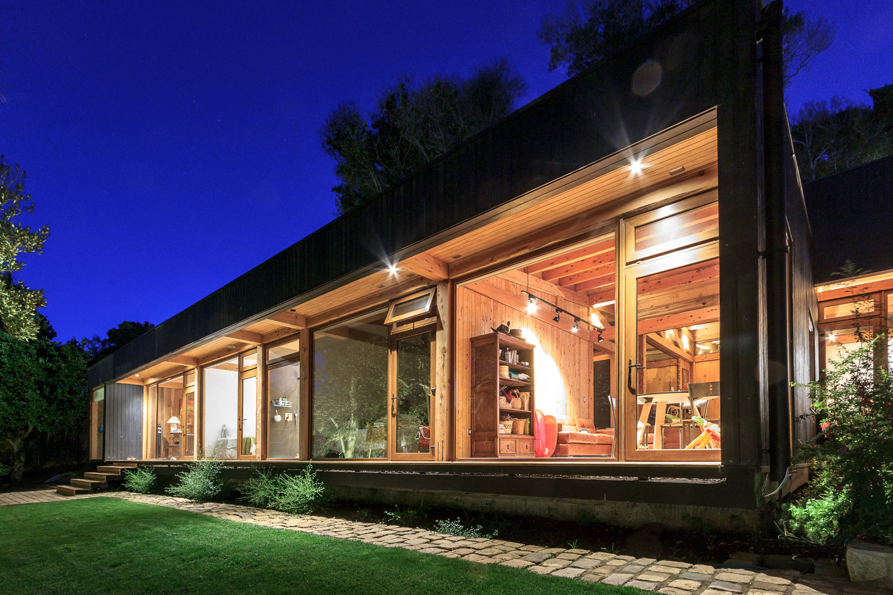 A Cozy Contemporary Home on the Edge of the Cliffs in Hualpén, Chile by Prado Arquitectos (20)