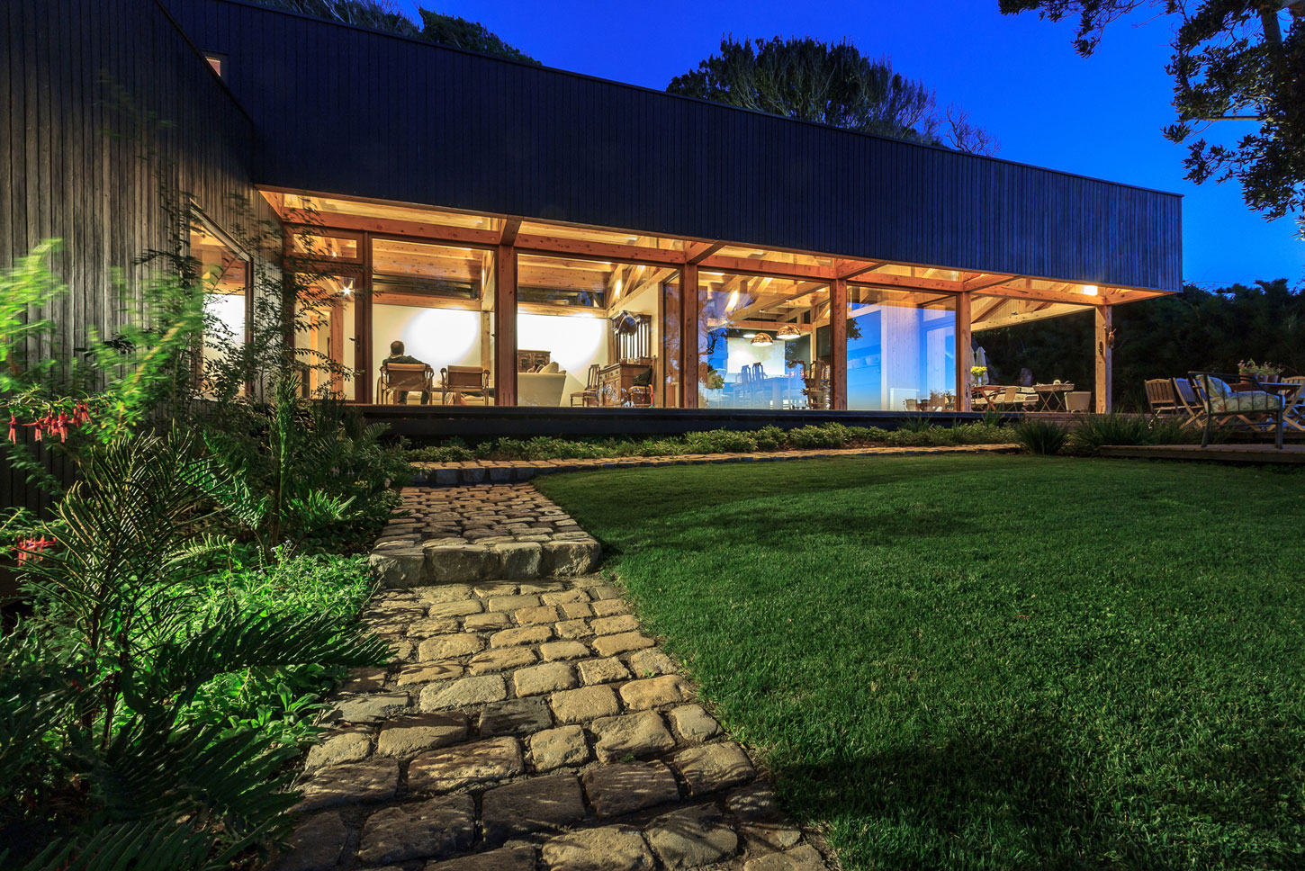 A Cozy Contemporary Home on the Edge of the Cliffs in Hualpén, Chile by Prado Arquitectos (21)