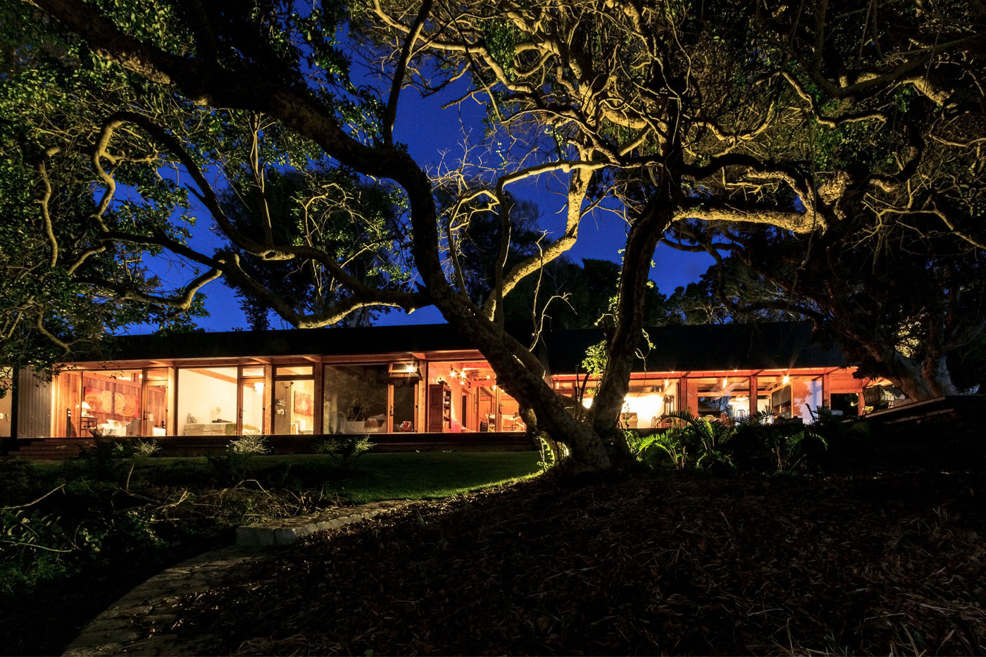A Cozy Contemporary Home on the Edge of the Cliffs in Hualpén, Chile by Prado Arquitectos (22)