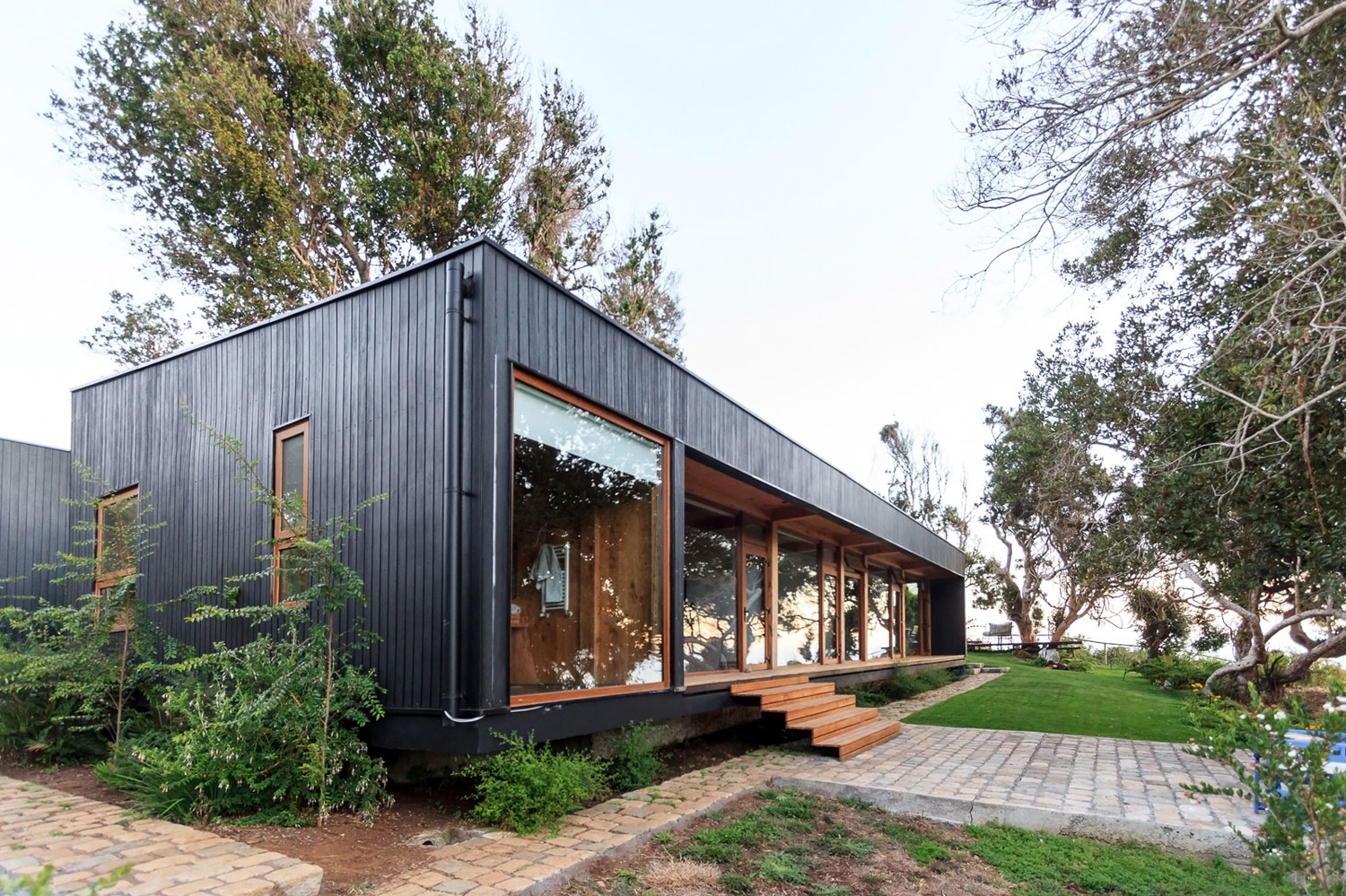 A Cozy Contemporary Home on the Edge of the Cliffs in Hualpén, Chile by Prado Arquitectos (3)