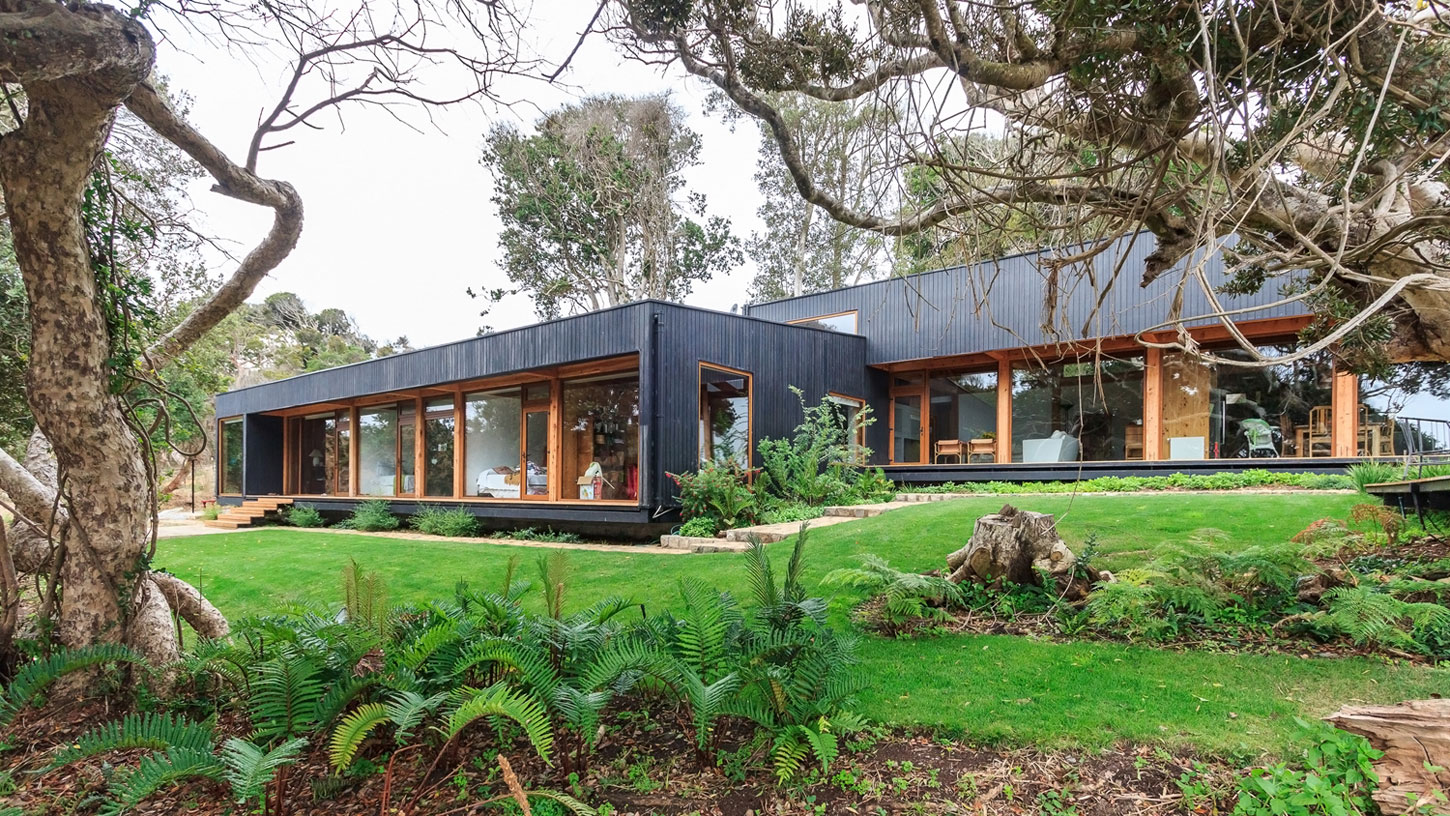 A Cozy Contemporary Home on the Edge of the Cliffs in Hualpén, Chile by Prado Arquitectos (4)
