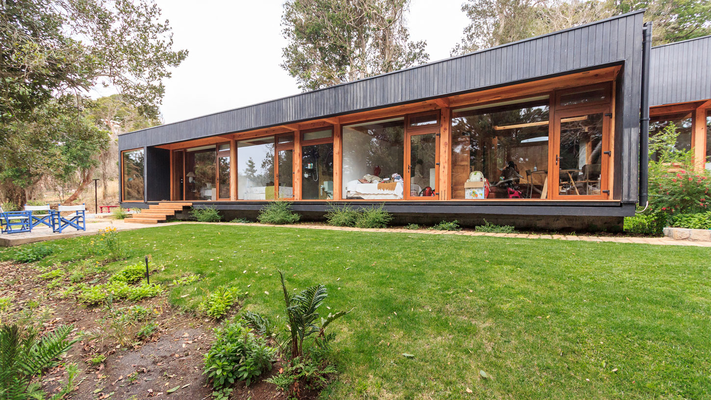 A Cozy Contemporary Home on the Edge of the Cliffs in Hualpén, Chile by Prado Arquitectos (5)