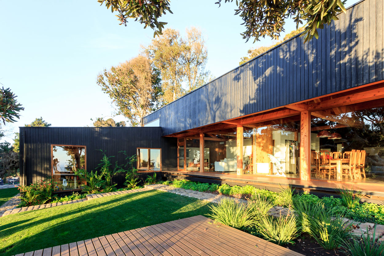 A Cozy Contemporary Home on the Edge of the Cliffs in Hualpén, Chile by Prado Arquitectos (6)