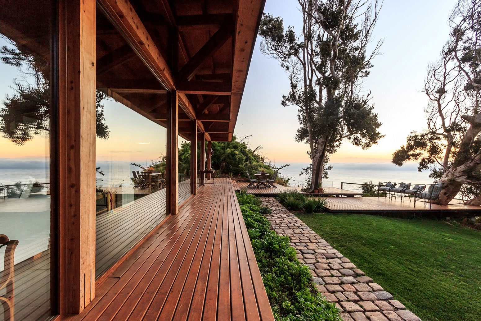 A Cozy Contemporary Home on the Edge of the Cliffs in Hualpén, Chile by Prado Arquitectos (7)