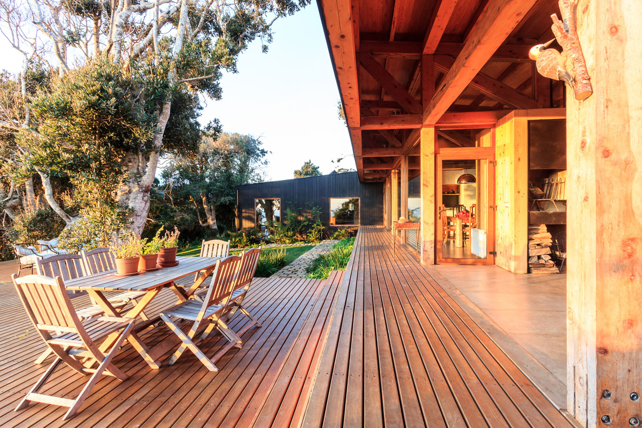 A Cozy Contemporary Home on the Edge of the Cliffs in Hualpén, Chile by Prado Arquitectos (8)