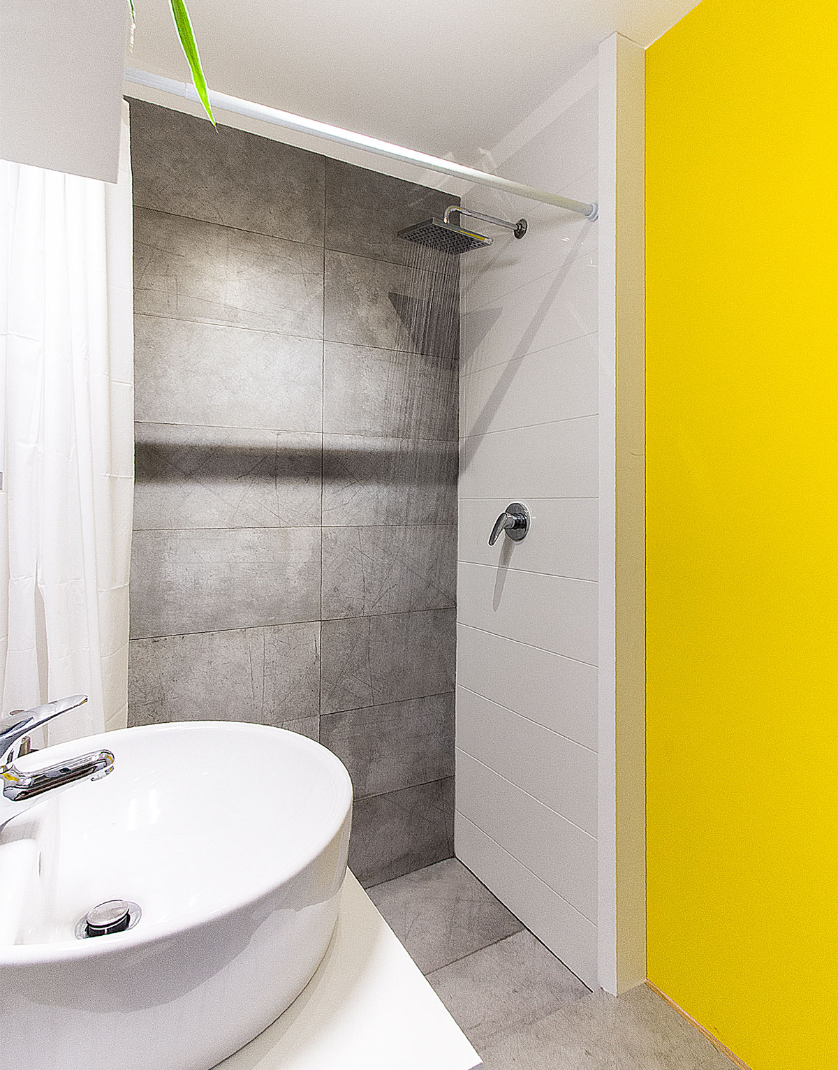 A Cozy and Colorful Modern Apartment with Warm Atmosphere in Modica, Italy by Federica Cavallo & Maurizio Arrabito (12)