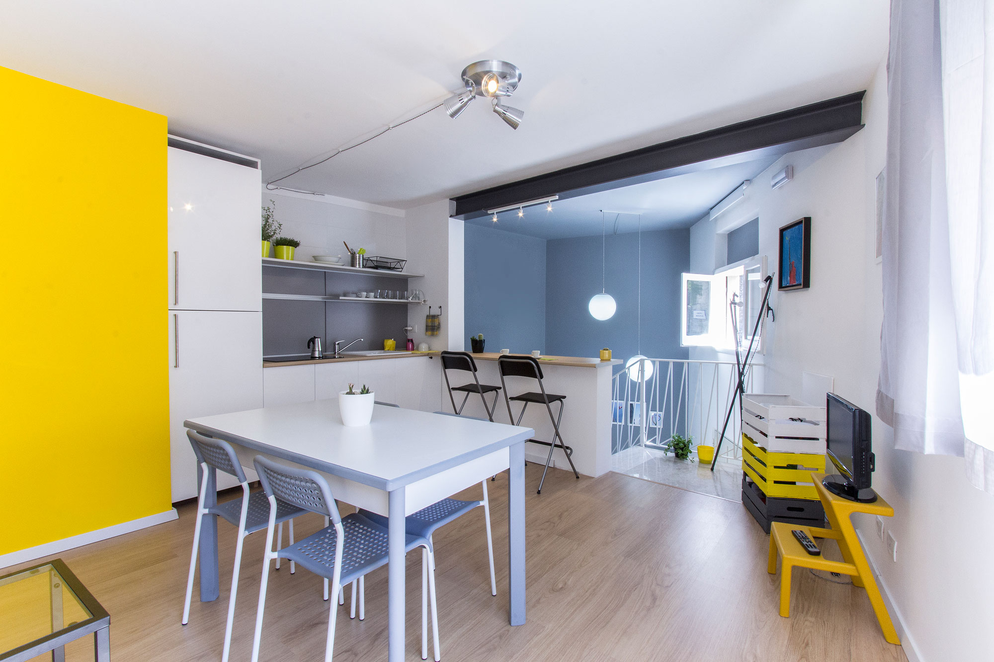 A Cozy and Colorful Modern Apartment with Warm Atmosphere in Modica, Italy by Federica Cavallo & Maurizio Arrabito (7)