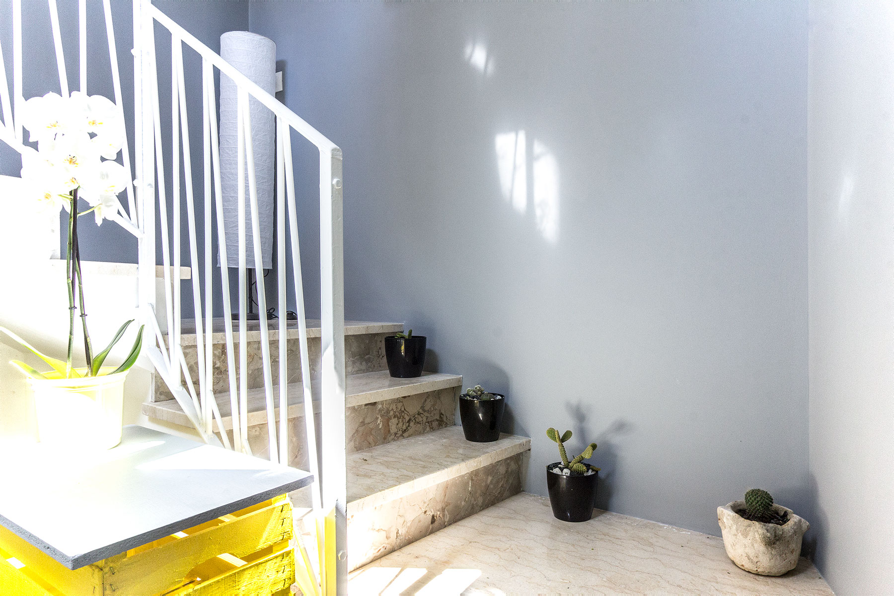 A Cozy and Colorful Modern Apartment with Warm Atmosphere in Modica, Italy by Federica Cavallo & Maurizio Arrabito (8)
