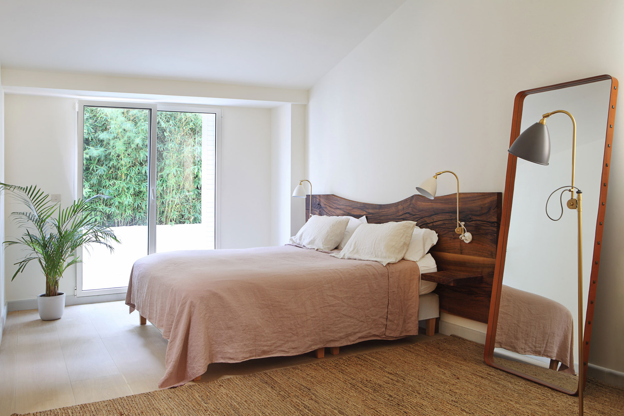 A Cozy and Comfortable Contemporary Apartment in the City Center of Valencia, Spain by Rubio and Ros (11)