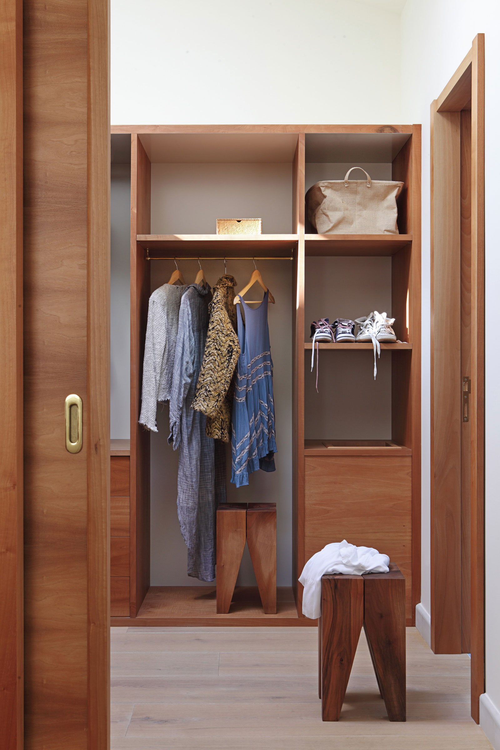A Cozy and Comfortable Contemporary Apartment in the City Center of Valencia, Spain by Rubio and Ros (16)