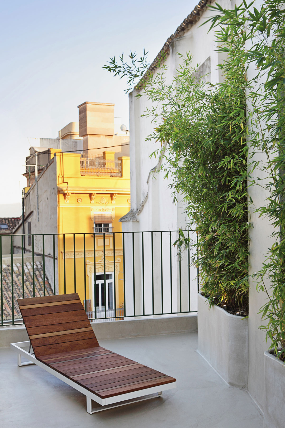 A Cozy and Comfortable Contemporary Apartment in the City Center of Valencia, Spain by Rubio and Ros (17)