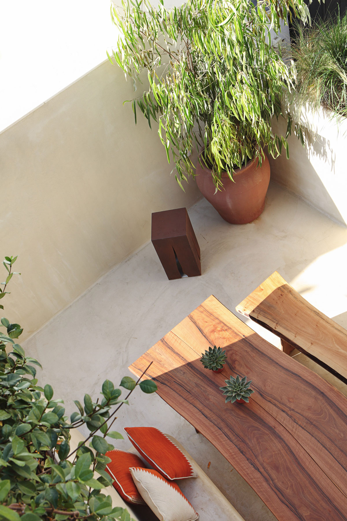 A Cozy and Comfortable Contemporary Apartment in the City Center of Valencia, Spain by Rubio and Ros (18)