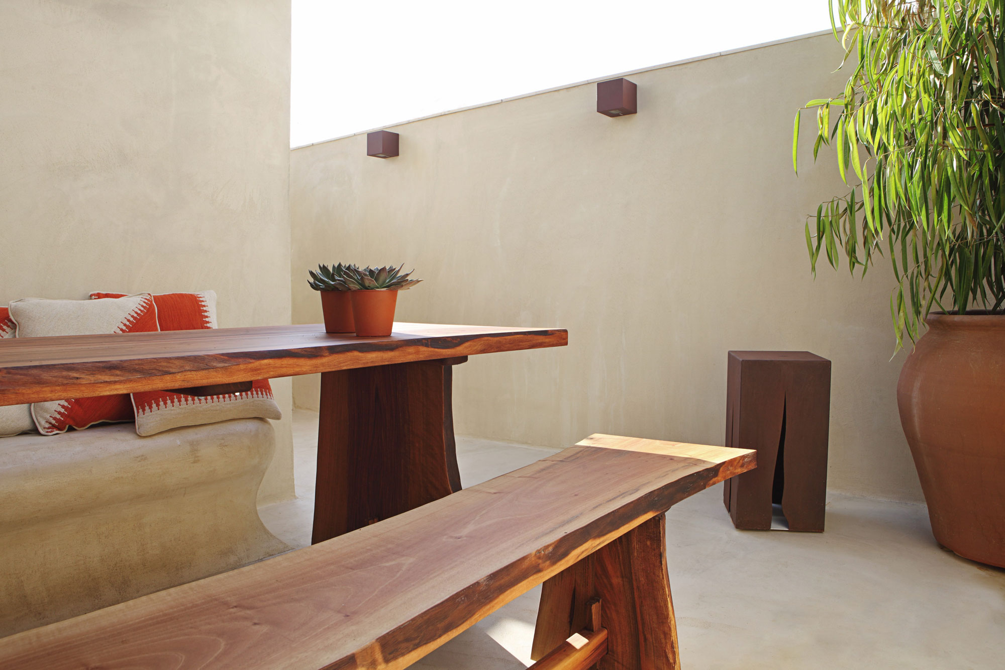 A Cozy and Comfortable Contemporary Apartment in the City Center of Valencia, Spain by Rubio and Ros (20)