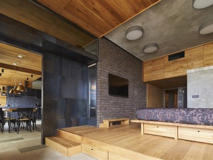 A Cozy and Unique Apartment with Plenty of Wood Elements in Moscow by Alexei Rosenberg (11)