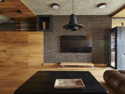 A Cozy and Unique Apartment with Plenty of Wood Elements in Moscow by Alexei Rosenberg (5)