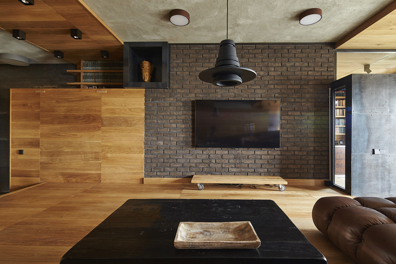A Cozy and Unique Apartment with Plenty of Wood Elements in Moscow by Alexei Rosenberg (5)