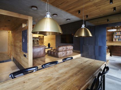 A Cozy and Unique Apartment with Plenty of Wood Elements in Moscow by Alexei Rosenberg (9)