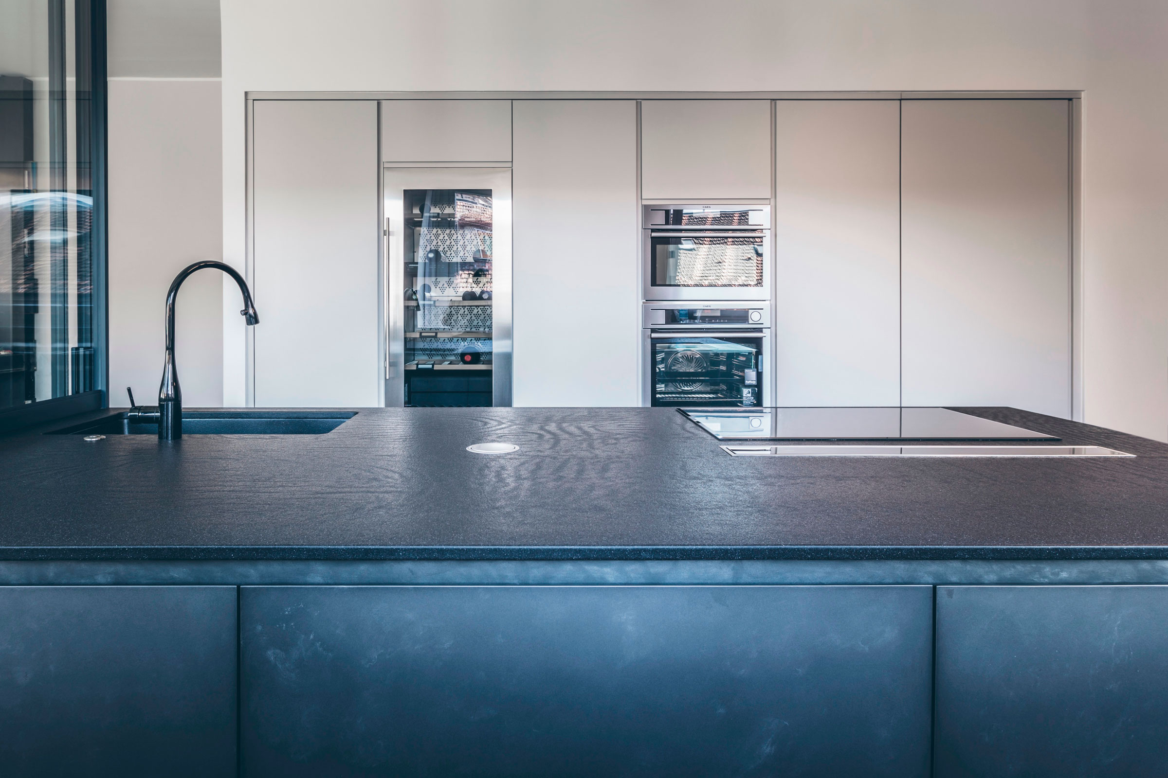 A House Drenched in Minimalist Contemporary Interiors in Milan, Italy by MARGstudio (10)