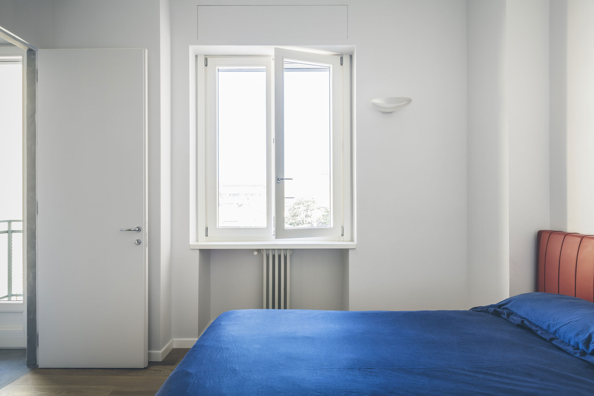 A House Drenched in Minimalist Contemporary Interiors in Milan, Italy by MARGstudio (17)