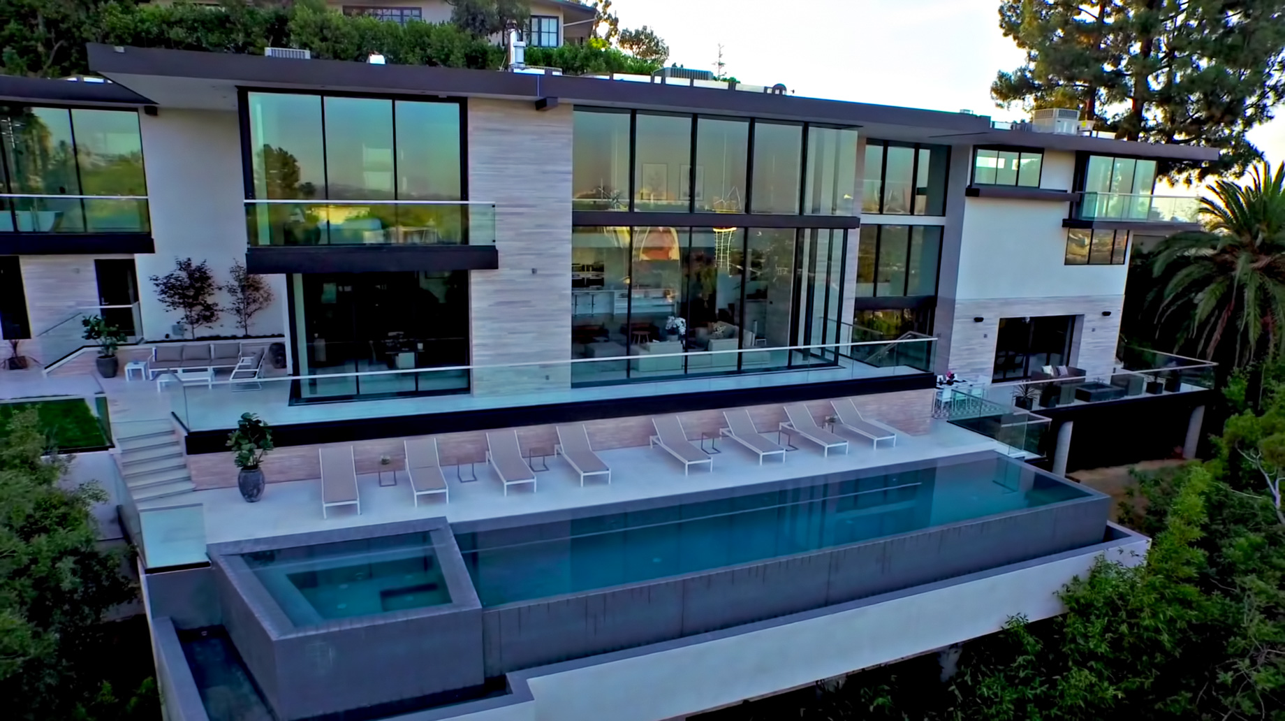 A Luxurious Modern Home with Infinity Pool and Stunning City Views of Los Angeles by Evan Gaskin (11)