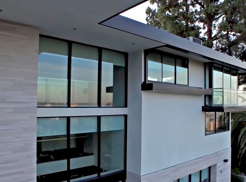 A Luxurious Modern Home with Infinity Pool and Stunning City Views of Los Angeles by Evan Gaskin (12)