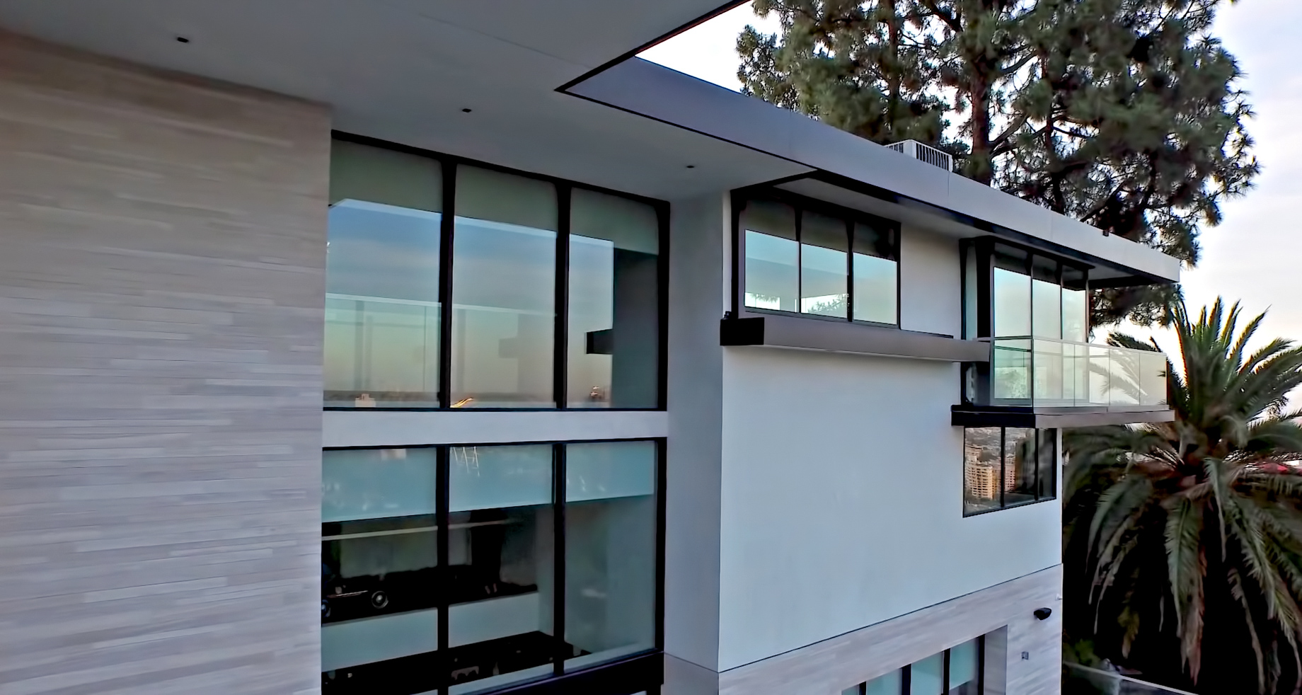 A Luxurious Modern Home with Infinity Pool and Stunning City Views of Los Angeles by Evan Gaskin (12)