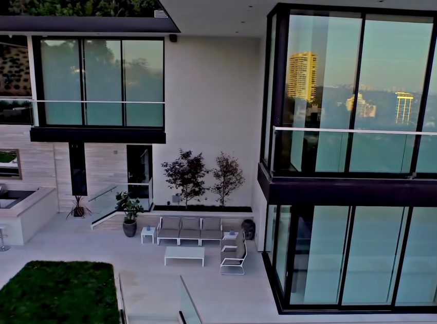 A Luxurious Modern Home with Infinity Pool and Stunning City Views of Los Angeles by Evan Gaskin (14)